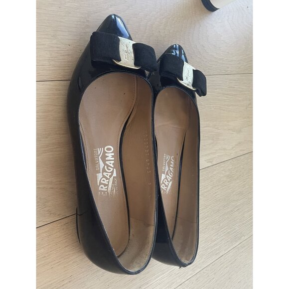 Ferragamo Black Patent Leather Vara Bow Pumps Size 7.5 - Picture 5 of 14